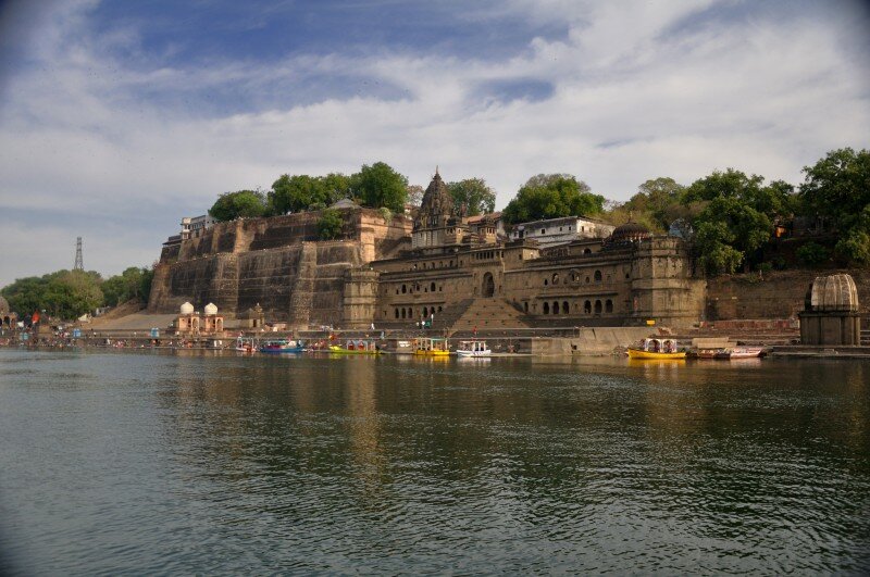 Narmada--Maheshwar-Fort-and-ahilya-ghat - image source- bharatdiscovery